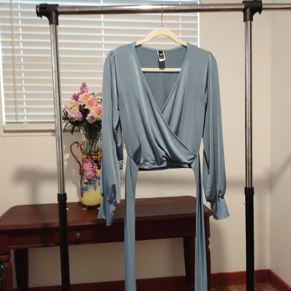 Sexy Women's Cropped Tops Large With Solid Front Tie - Picture 11 of 13